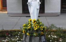 Figurka Maryjna na palcu przed kościołem
